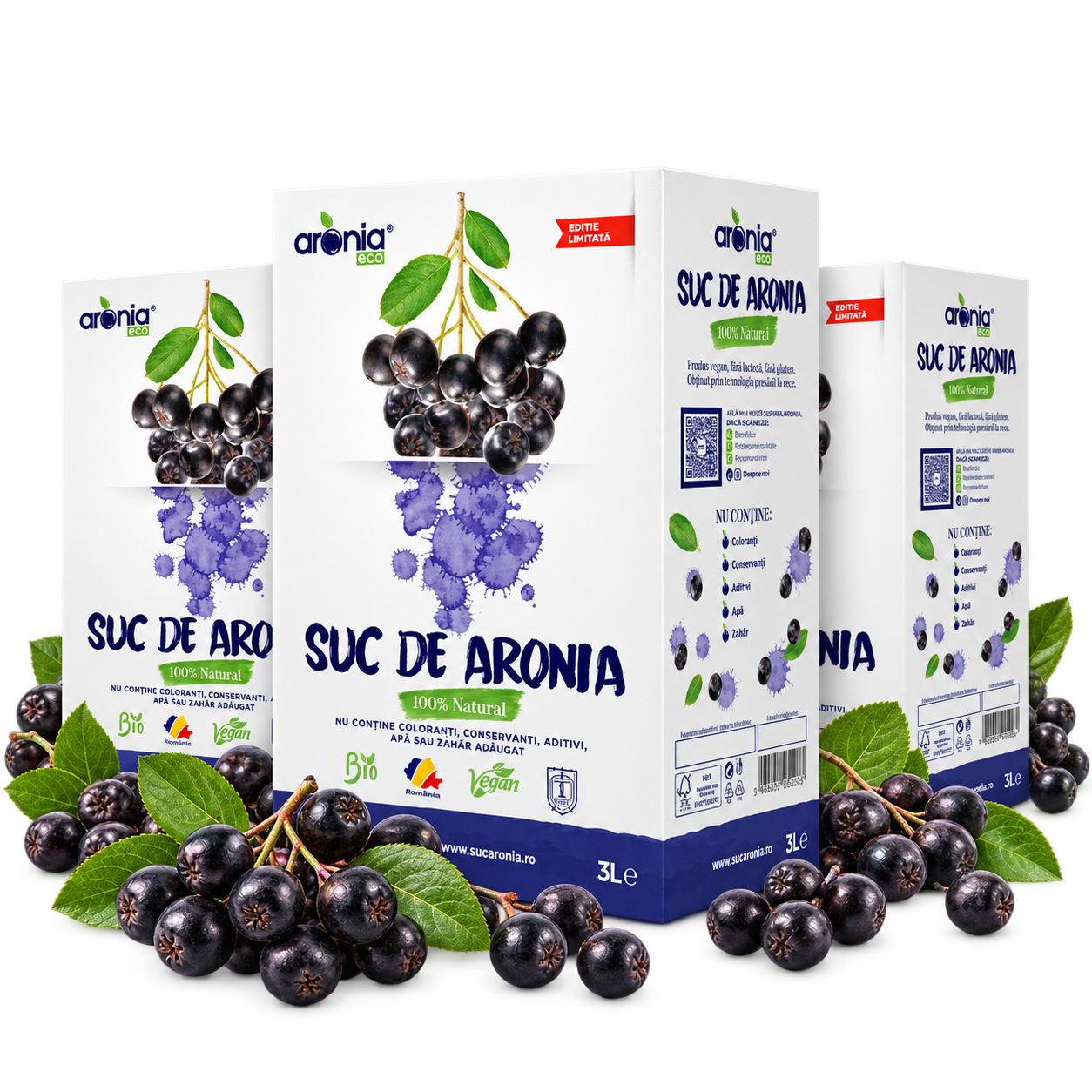 Trei cutii albe SucAronia, alături de fructe de aronia și frunze verzi